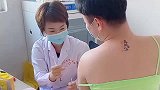 老公非要穿吊带去打疫苗，说是优先安排接种