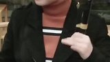二胡独奏《童年》，熟悉的旋律，美女演奏的好听极了