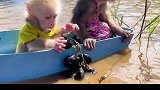 小猴子比比和猴宝宝欧比去河里捞水果，洗也不洗就开吃