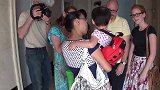 收养的中国女儿真聪明，第一次见面就开口叫爸妈，外国养母好激动