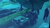 墨西哥：碰上硬茬了！两名歹徒在餐厅抢劫反被顾客开枪打伤