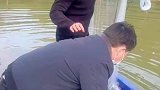 两男子坐小船捕鱼，“友谊的小船”说翻就翻了