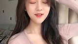 美女长得很清纯，可爱妆容惹人喜欢