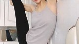 居家美女秀才艺，一字马绝活了不得，美美哒！