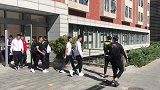 国足集训队39人报道 排队前往学生食堂就餐