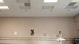 女友人是芭蕾舞演员，平时练习很刻苦