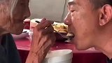 104岁老母亲给56岁儿子喂饭