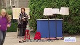 男孩弹钢琴把灯都震碎了国外爆笑恶搞，灯像窜天猴一样冒烟
