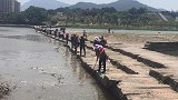 深海黄金鳗鱼跟着大潮进海闸,阿蜂和村里人组队来捞去养殖有收获