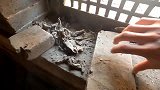 夫妻俩探秘古宅，窗户下面有暗格，看看发现了什么宝贝？