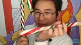 眼镜哥吃趣味零食“炫彩超大拐杖糖”，多彩盘旋硬邦邦，清凉甜蜜
