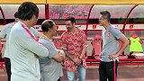 现场-拉维奇伤愈回归场边观战 与队友亲密互动