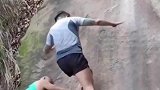 男子徒手攀岩，如履平地，这是传说中的飞檐走壁吗？