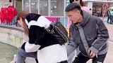 小姐姐见义勇为，可为什么要装盲人呢？