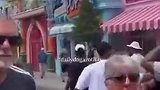 维尼修斯带着女友在美国奥兰多环球影城游玩