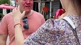 叫你随地乱扔垃圾，这下报应来了吧！
