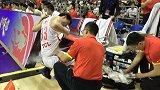 中国篮球-17年-中澳热身赛G3-吴前意外受伤一度呼吸困难 被迫离场-花絮