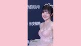 赖美云一袭粉色公主裙太美啦，对着镜头比心好甜啊