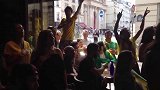 气势强！法国首都巴黎的这些巴西球迷高歌支持桑巴军团