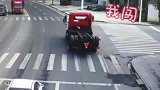 道路上大货车组团闯红灯，被交警拦截下来以后，他们居然这样解释