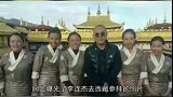 55岁的李连杰看起来就像个八旬老翁，走路都靠扶