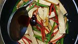 家常小炒豆干的做法，简单实惠又下饭，出锅比红烧肉还香！