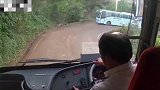 印度的大巴车司机有多疯狂，把大巴车当成了赛车开