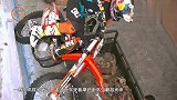 最强跑酷牛人挑战摩托车高手，居民区里比速度，你猜谁会赢？