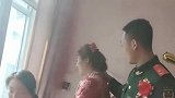 兵哥哥的新娘很害羞，脸都红了，一看就是个单纯的女孩子！