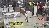 30个让人脸红的社死瞬间，这家里得有多穷，还非得到外面洗头