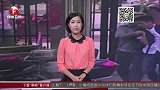 独腿快递员主拄拐杖送货