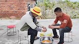 村里表妹办喜酒，草帽小子帮忙制作蛋卷，农村酒席真是热闹非凡