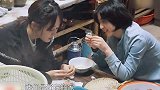 张子枫搞杨紫同款大圆床，张艺兴种树腼腆低头，杨紫当成哥们叨叨