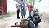 农民工小伙为救晕倒孕妇，去工地迟到被工头骂，很快惊喜来了