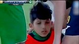 足球 场上震惊一幕 现场两万人见证 突尼斯球员恶意报复扔鞋球童 一张红牌或不足以平息事件风波！