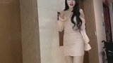 偶遇白富美在电梯口跳舞，长腿身材搭配包臀裙就是性感