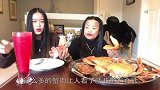 母子俩一起吃大螃蟹，女儿刚吃了第一口，螃蟹就没了！