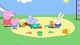 小猪佩奇和乔治在公园里玩修水管的游戏，他们模仿的像模像样呢！