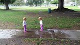 双胞胎看见小水坑，立马兴奋的冲过去，衣服鞋子瞬间湿透，玩嗨了