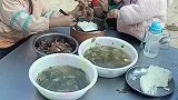 孩子们很久没吃肉了，今天给他们煮的坨坨肉