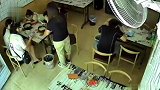 女子米线店吃饭狂倒5碗陈醋洗碗，1瓶不够还拿2瓶，店主：太浪费