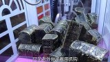 老外疯狂抓娃娃机里的小宝箱，现金抓到手软，又学会一项新技能！