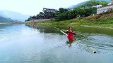 汉服女子在赤水河凌波微步，在习水土城赤水河畔独竹漂