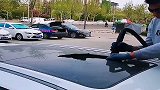 刚买了一个月的新车，开个天窗就成这样了，我该找谁说理去！