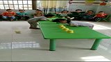 幼儿园活动，小姑娘一个动作，成功夺冠！