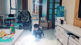 儿子一秒钟就换上校服了，我觉得他真的太厉害了