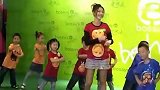 应采儿与友人聚会笑得开心 挺4月孕肚身材状态保持超好