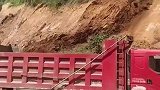 山体滑坡把挖机淹没，众人一看不敢靠近