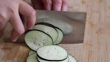 茄子怎样做才好吃，农村媳妇教你一招，不炒不炖，出锅比吃肉还香