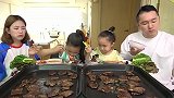 韩国梦幻家庭吃美味韩式牛排，鲜嫩多汁吃不够，超满足